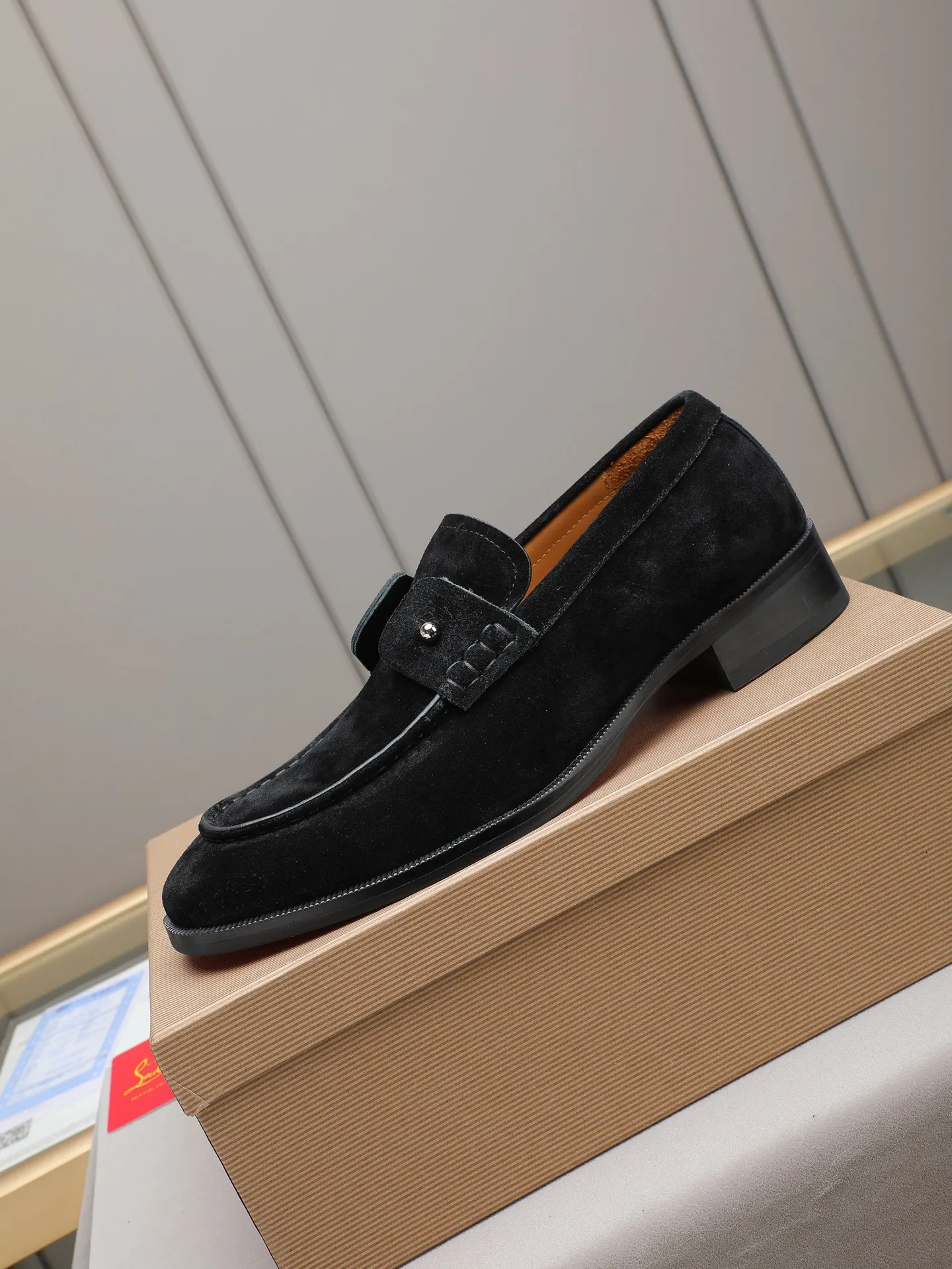 PP580 CL New formal dress shoes Christia* Loubouti* red-soled shoes GREGGO men's Oxford shoes Official price Made of imported high-mercerized suede, glossy small square tip design, iconic red outsole, extremely personalized shoe style, original color cowhide lining, original Italian leather outsole; fine workmanship, bringing you a luxurious experience. Clean silhouette and straightforward, GREGGO men's Oxford shoes It is an Oxford shoe type born for city roaming. Standard leather shoe size: 38～44# (45🉑️customized)